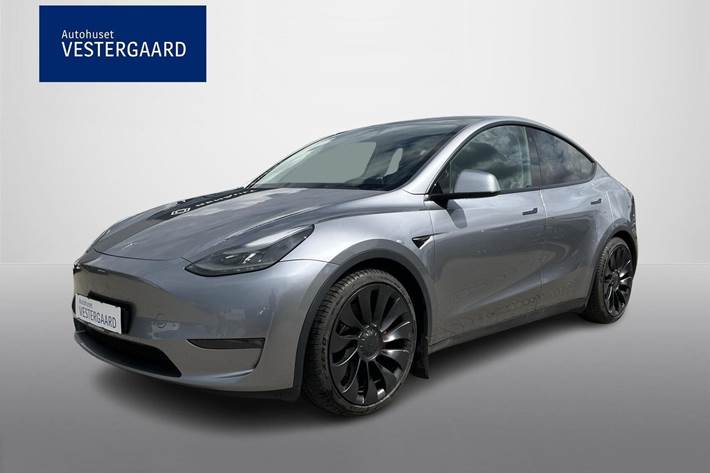 Grå Tesla Model Y fra 2023