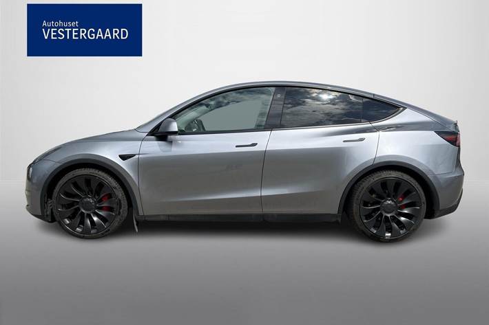 Grå Tesla Model Y fra 2023