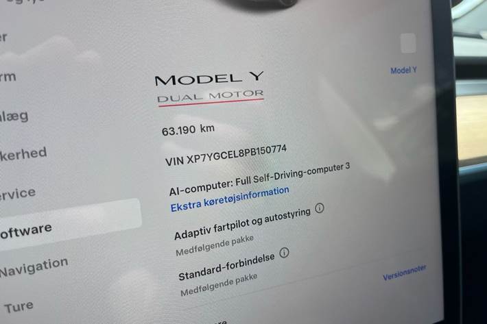 Grå Tesla Model Y fra 2023