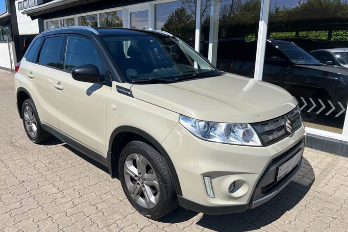Beige Suzuki Vitara fra 2015 set udefra