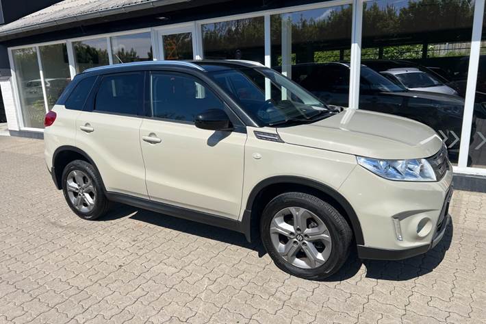Beige Suzuki Vitara fra 2015