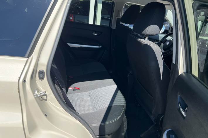 Beige Suzuki Vitara fra 2015