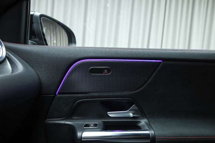Gul Mercedes EQA250 fra 2022