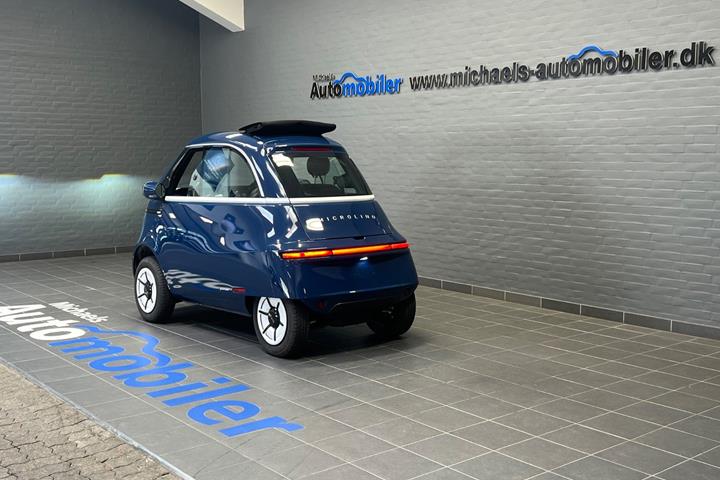Blå Micro Microlino fra 2023 set udefra
