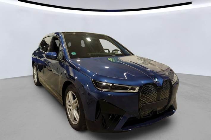 Blå BMW iX fra 2023