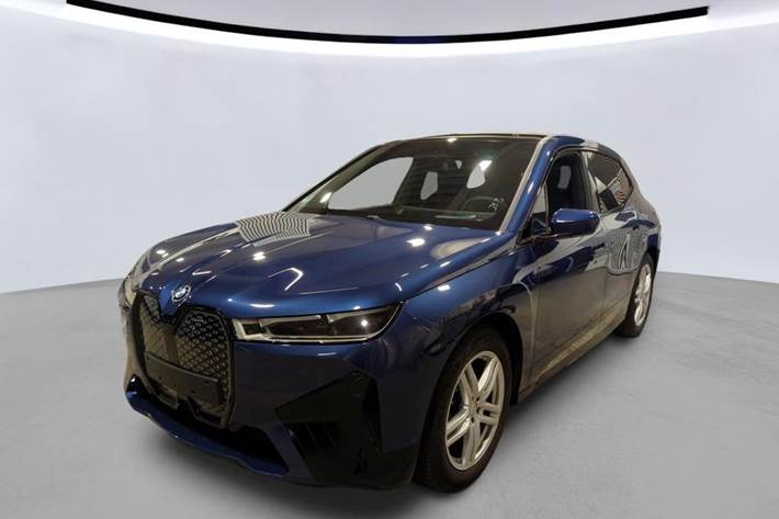 Blå BMW iX fra 2023
