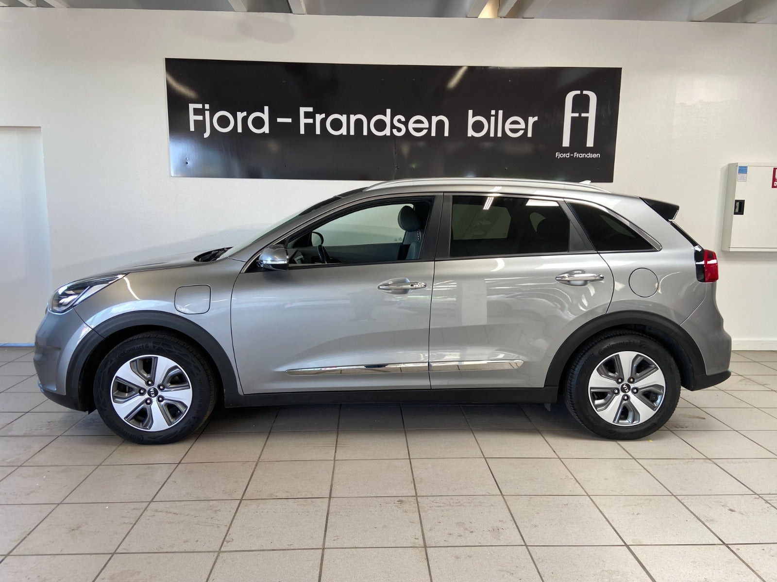 Grå Kia Niro fra 2019