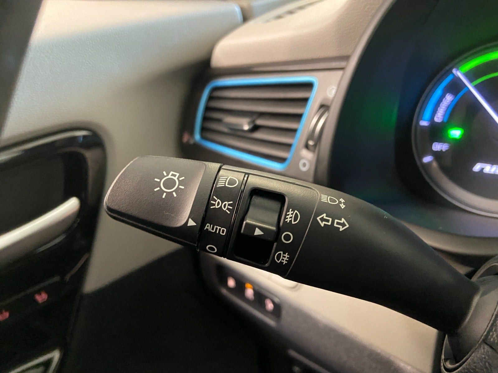 Grå Kia Niro fra 2019