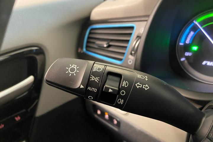 Grå Kia Niro fra 2019