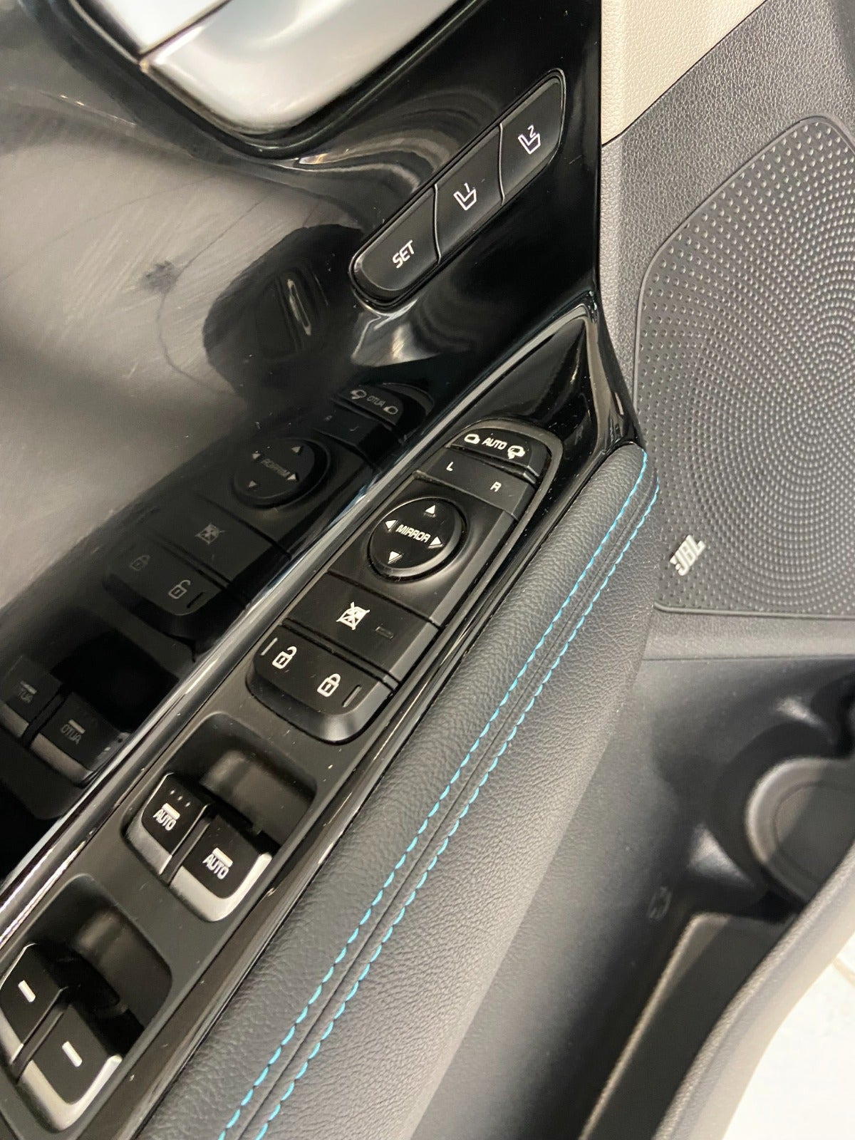 Grå Kia Niro fra 2019