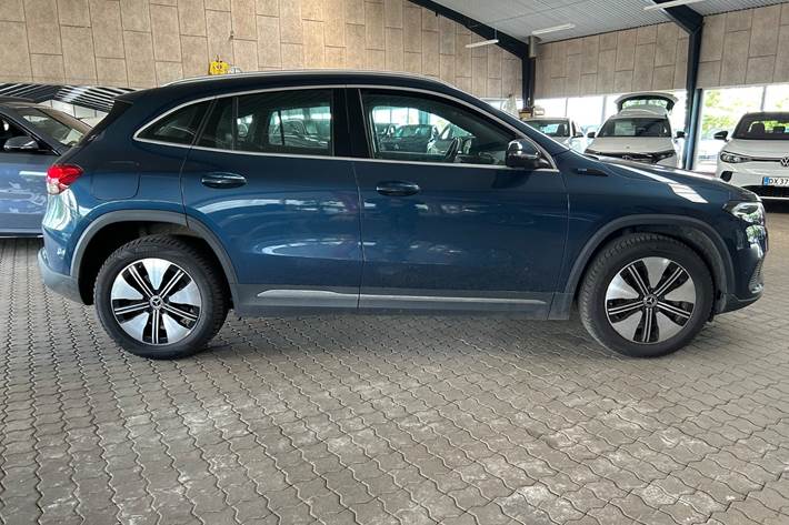Blå Mercedes EQA250 fra 2022