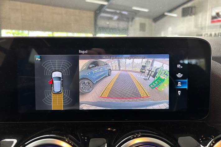 Blå Mercedes EQA250 fra 2022