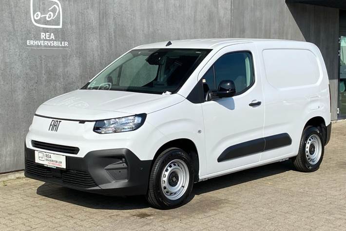 Hvid Fiat Doblò fra 2025 set udefra