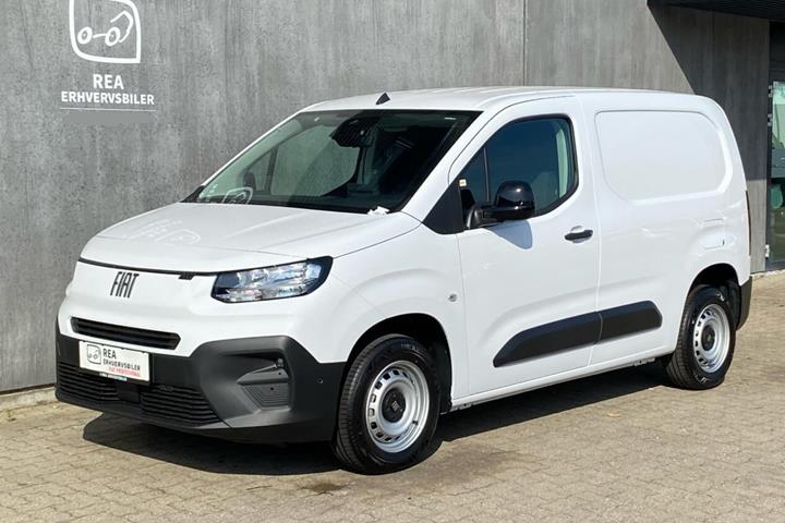 Hvid Fiat Doblò fra 2025 set udefra