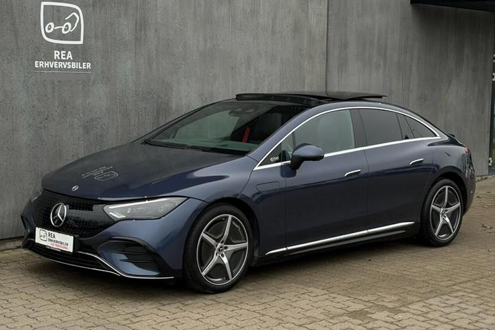 Blå Mercedes EQE 350 fra 2023