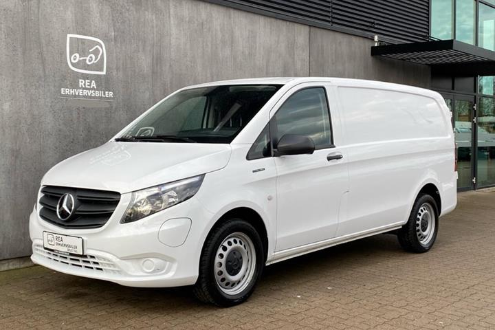 Hvid Mercedes eVito fra 2023 set udefra