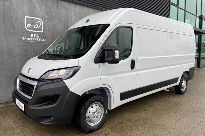 Hvid Peugeot Boxer fra 2023 set udefra
