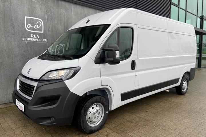Hvid Peugeot Boxer fra 2023 set udefra