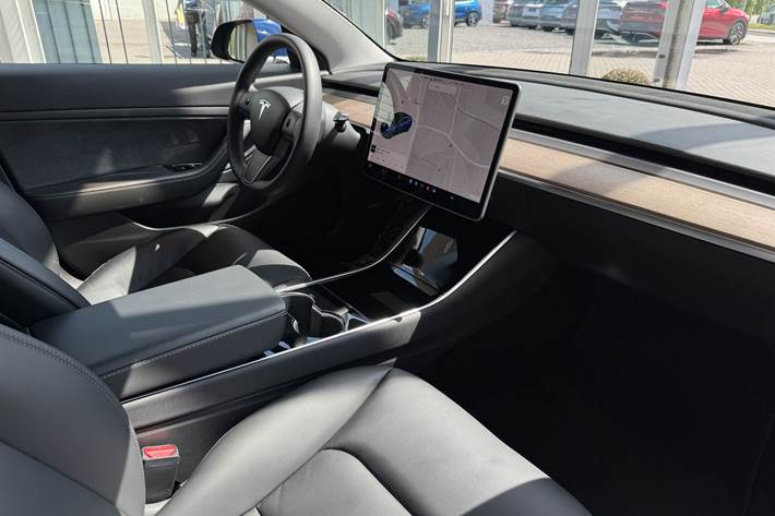 Blå Tesla Model 3 fra 2020
