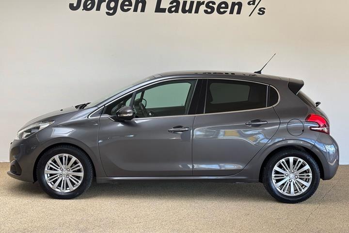 Sort Peugeot 208 fra 2020