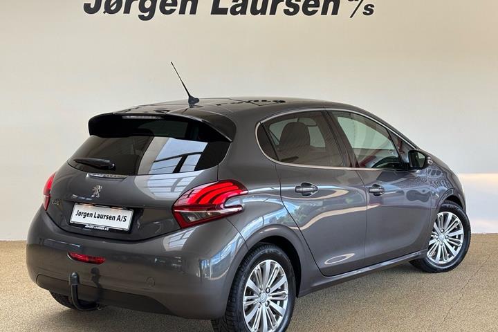 Sort Peugeot 208 fra 2020