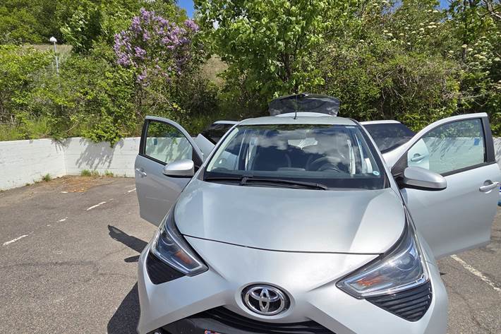 Grå Toyota Aygo fra 2020