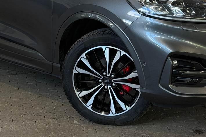 Grå Ford Kuga fra 2023