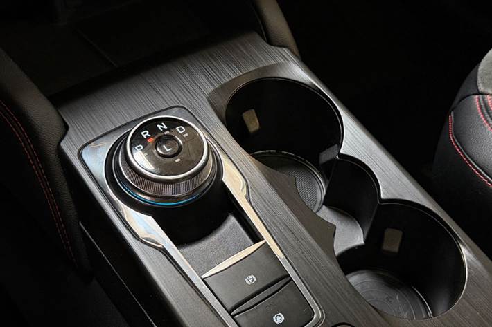 Grå Ford Kuga fra 2023