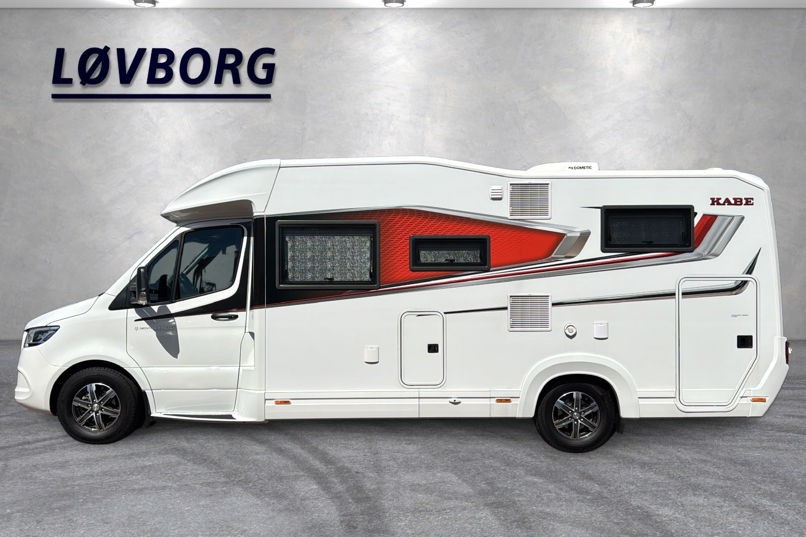 Hvid Mercedes Kabe fra 2023 set udefra