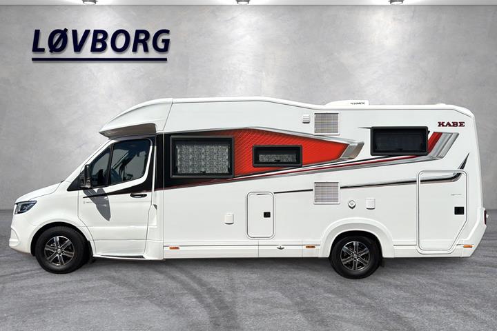 Hvid Mercedes Kabe fra 2023 set udefra