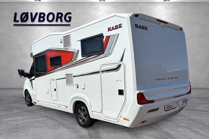 Hvid Mercedes Kabe fra 2023 set udefra