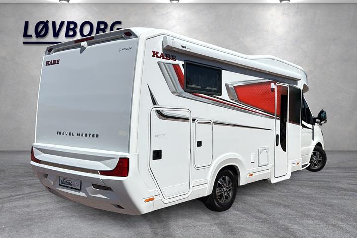 Hvid Mercedes Kabe fra 2023 set udefra