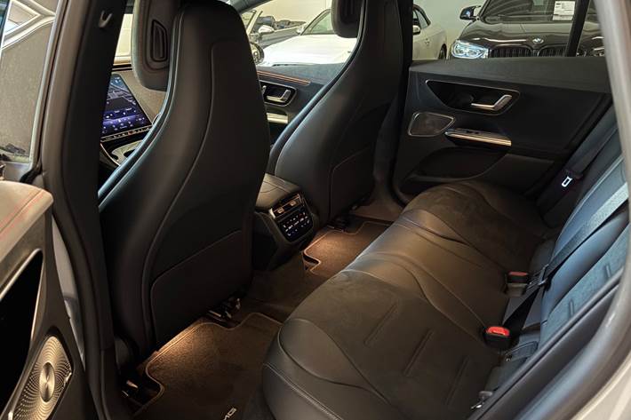 Sølv Mercedes EQE350 fra 2024