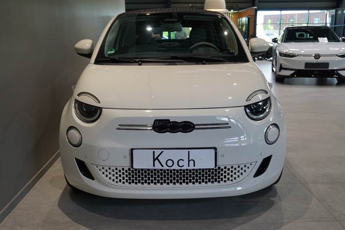 Hvid Fiat 500e fra 2023