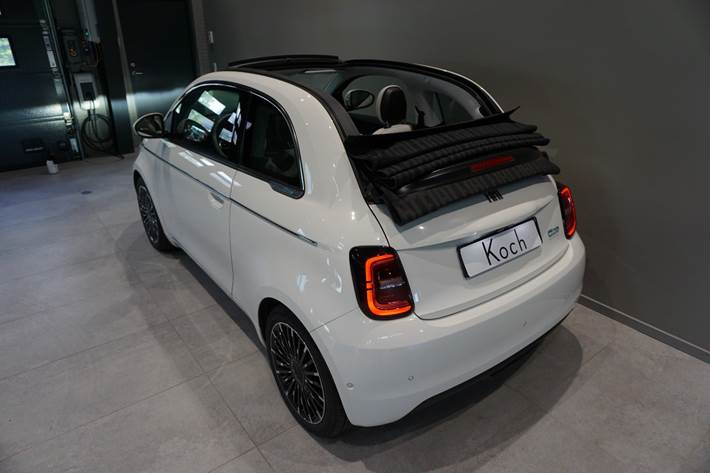 Hvid Fiat 500e fra 2023