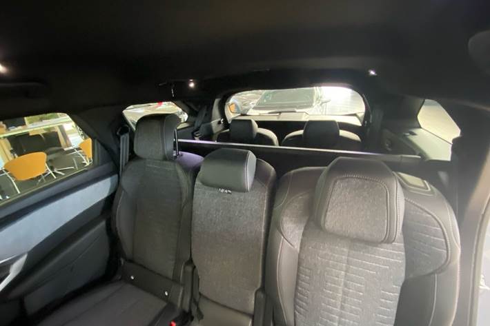 Grå Peugeot e-5008 fra 2025