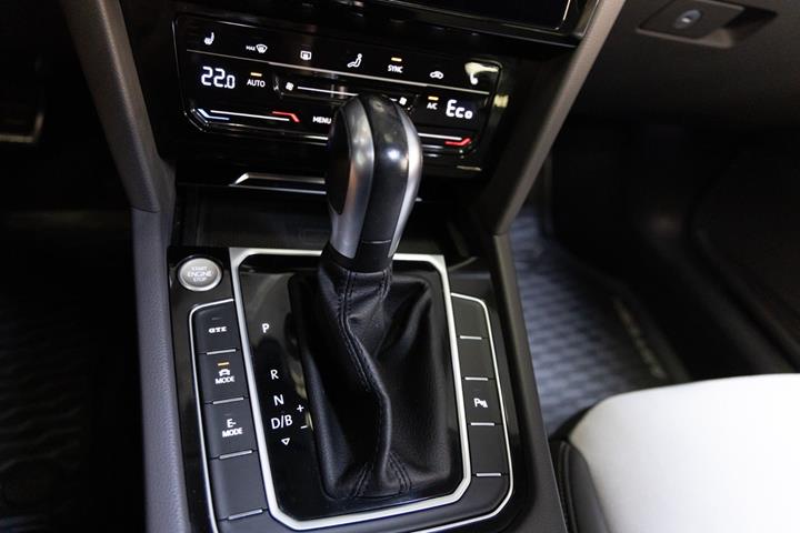 Grå VW Arteon fra 2022