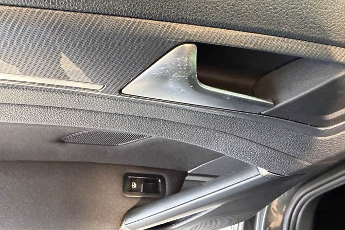 Grå VW Golf VII fra 2018