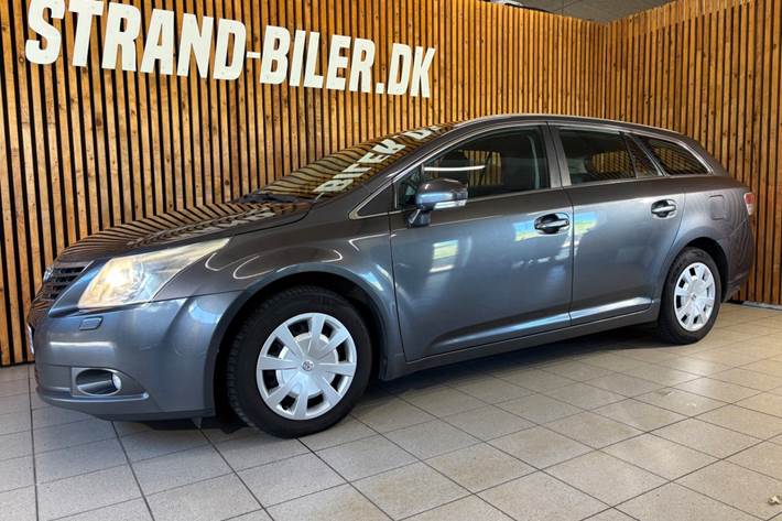 Grå Toyota Avensis fra 2010