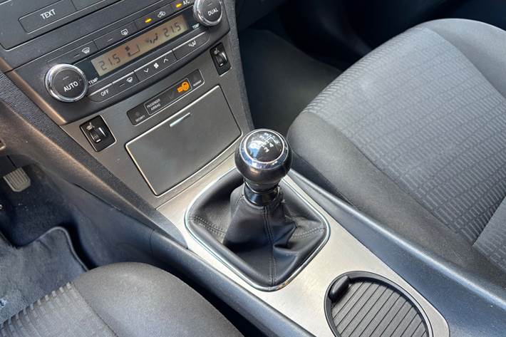 Grå Toyota Avensis fra 2010