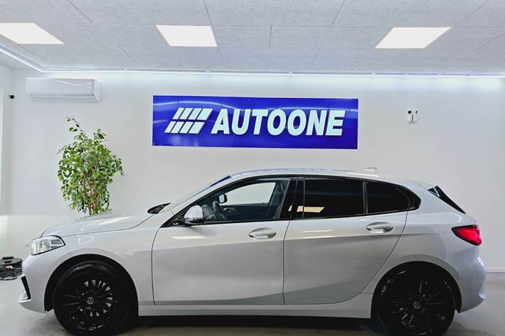 Sølv BMW 118i fra 2020