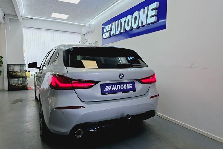 Sølv BMW 118i fra 2020