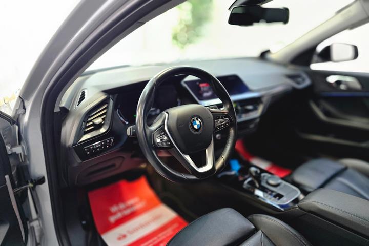 Sølv BMW 118i fra 2020