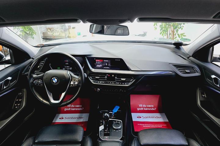 Sølv BMW 118i fra 2020