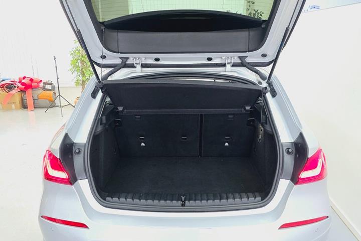 Sølv BMW 118i fra 2020