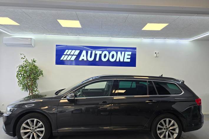 Grå VW Passat fra 2021