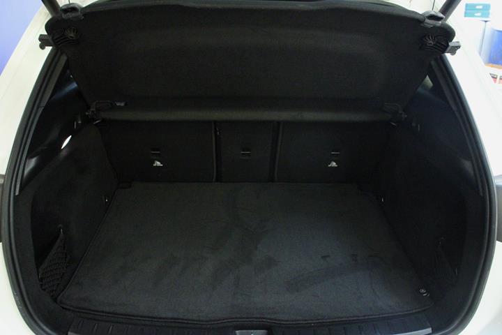 Hvid Mercedes EQA250 fra 2021
