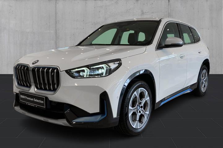 Hvid BMW iX1 fra 2023 set udefra