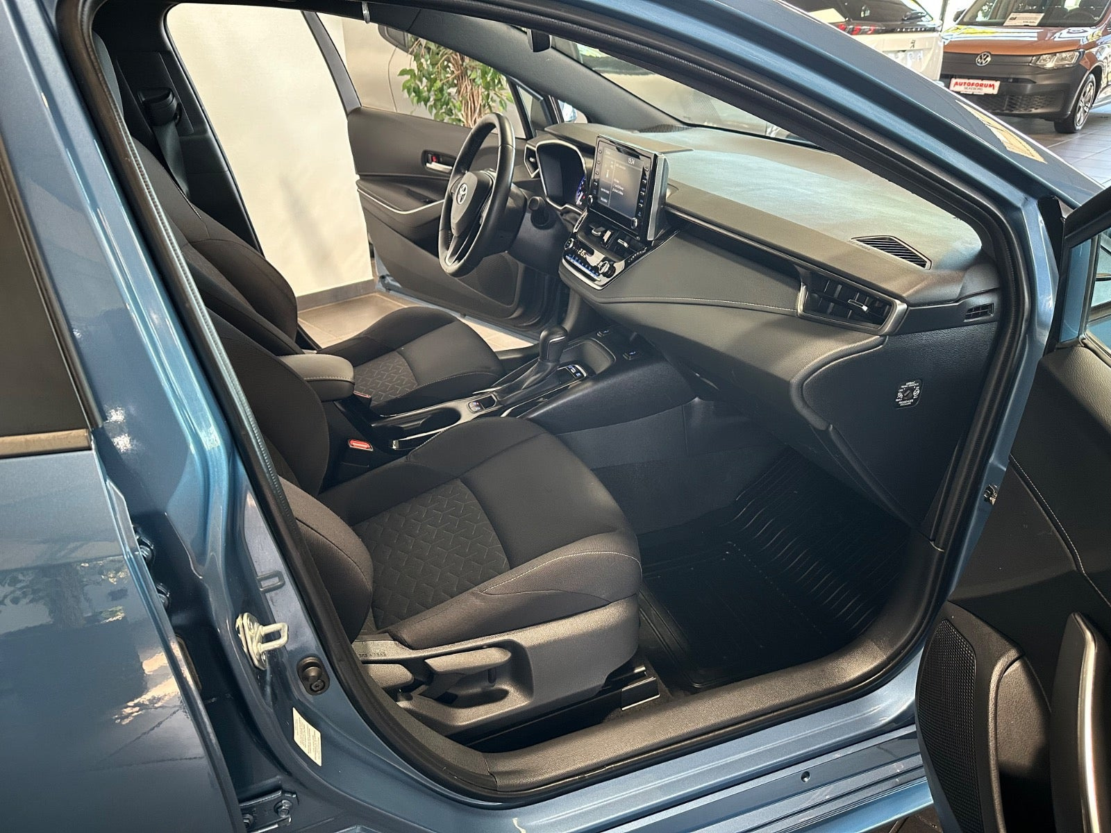 Blå Toyota Corolla fra 2020