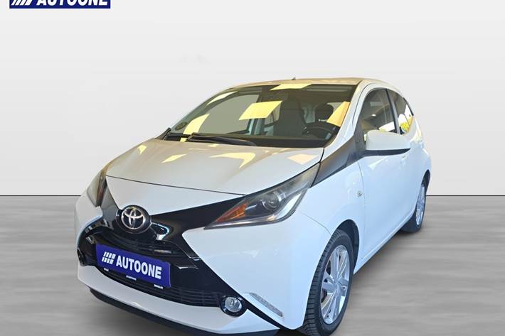Hvid Toyota Aygo fra 2015 set udefra